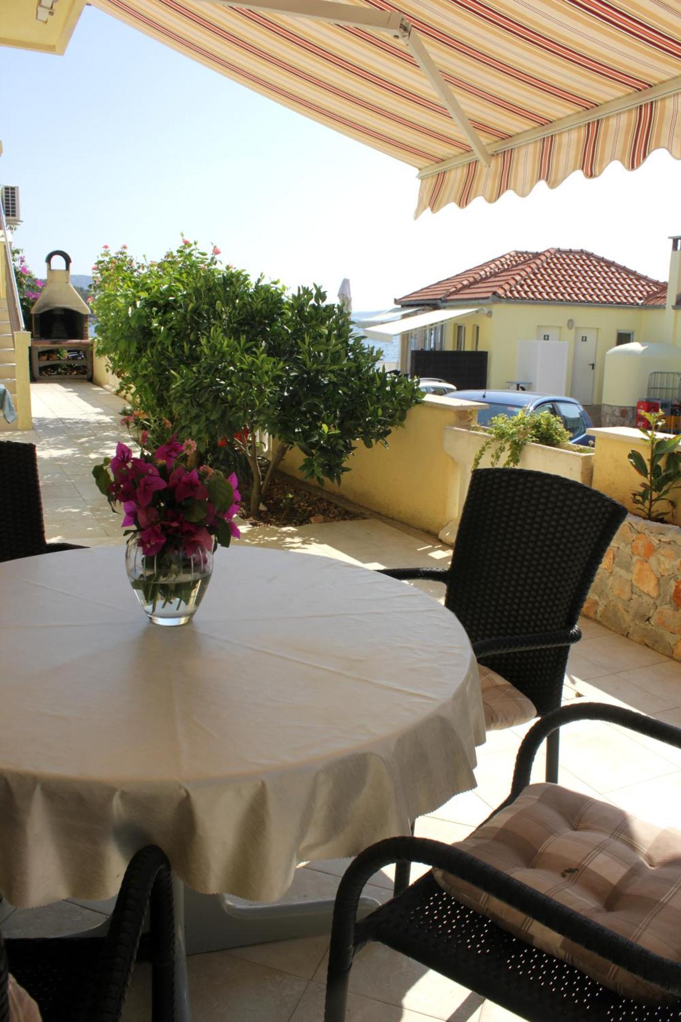 Apartments Knezak Мали Иж Номер фото