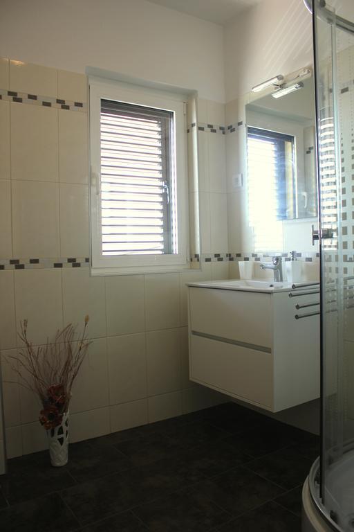 Apartments Knezak Мали Иж Номер фото