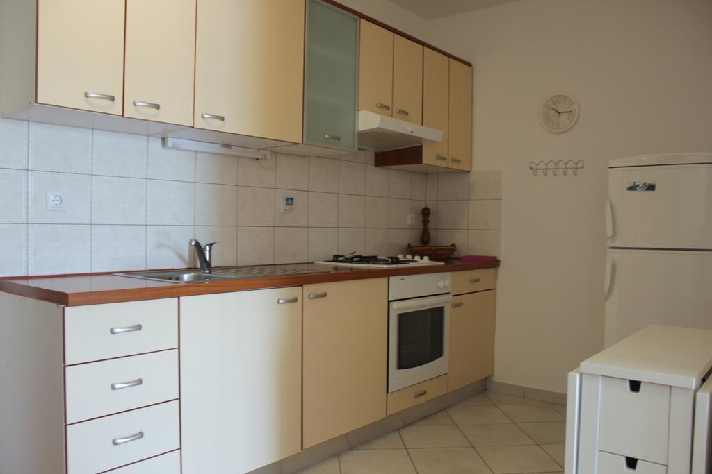 Apartments Knezak Мали Иж Номер фото