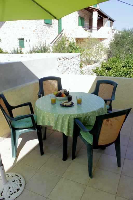 Apartments Knezak Мали Иж Номер фото