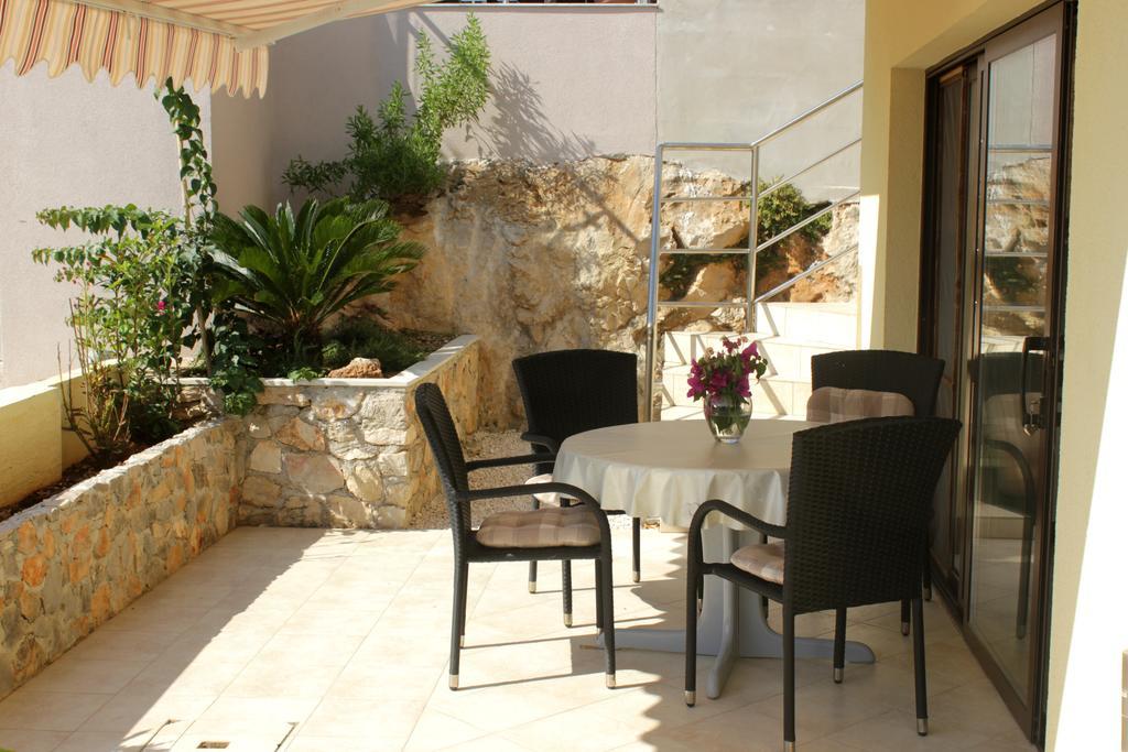 Apartments Knezak Мали Иж Экстерьер фото