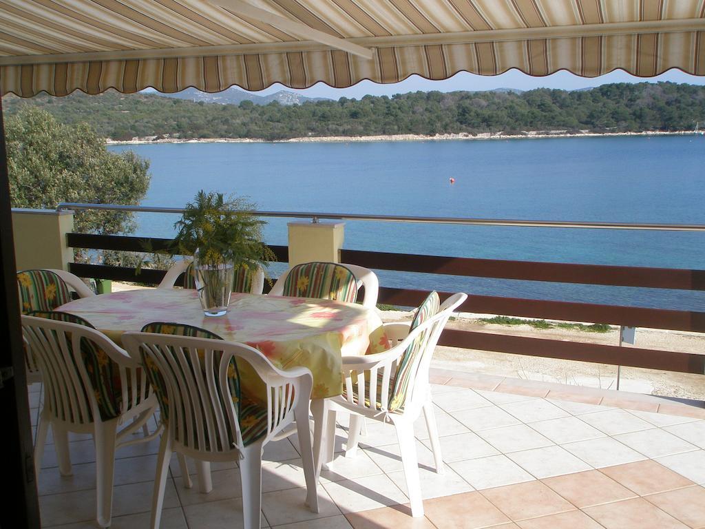 Apartments Knezak Мали Иж Номер фото